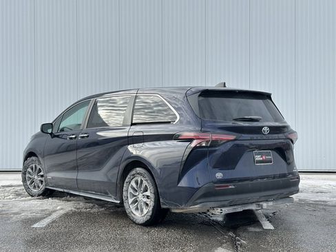 Used 2021 Toyota Sienna XLE image 3