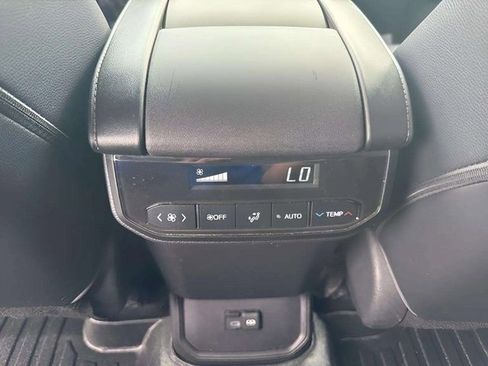 Used 2023 Toyota Highlander XLE image 10