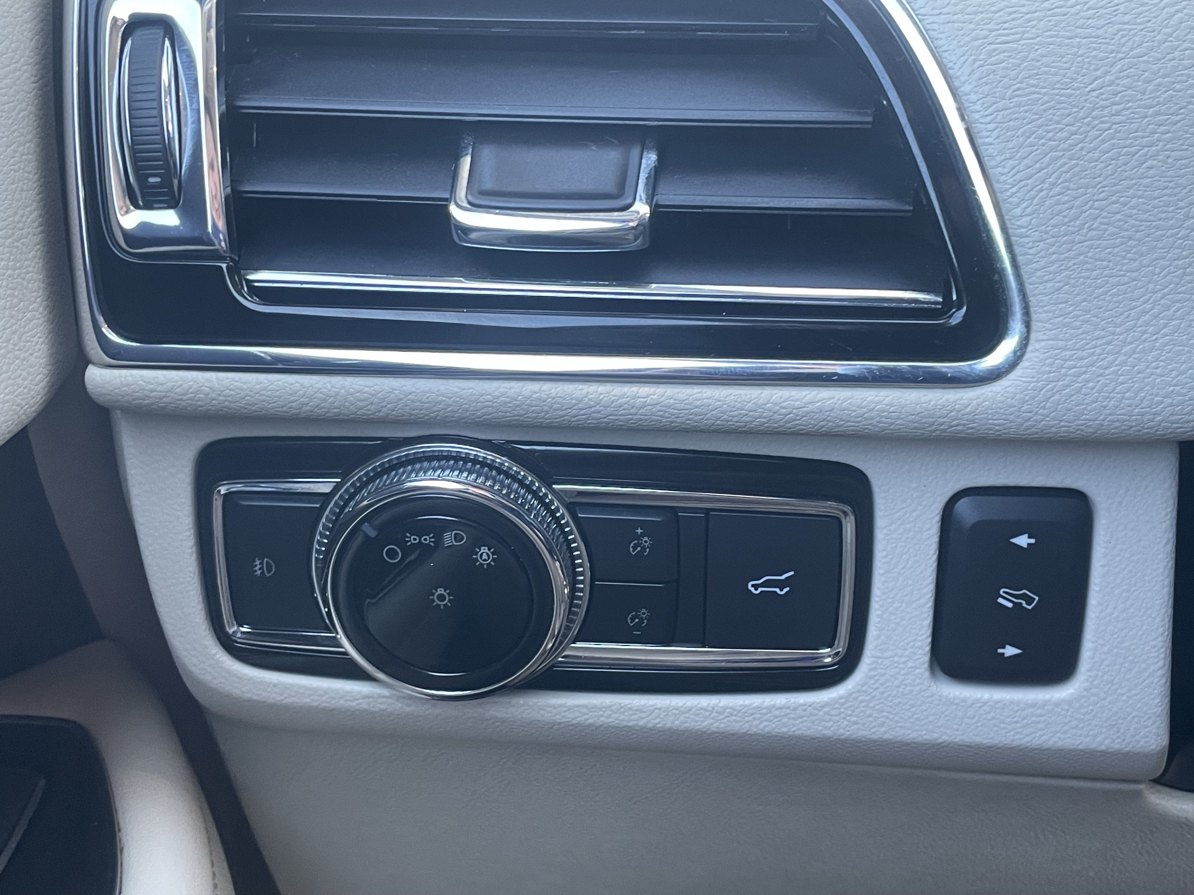Used 2019 Lincoln Navigator Select AWD/4WD image 14