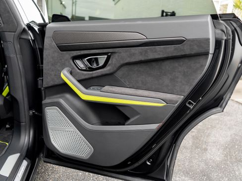 Used 2021 Lamborghini Urus AWD/4WD image 42
