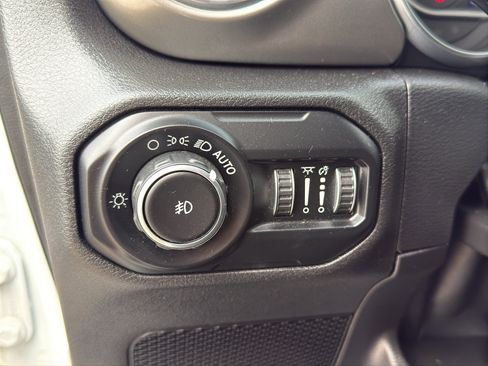 Used 2021 Jeep Wrangler Unlimited Sahara w/ Uconnect 4C Nav & Sound Group AWD/4WD image 14