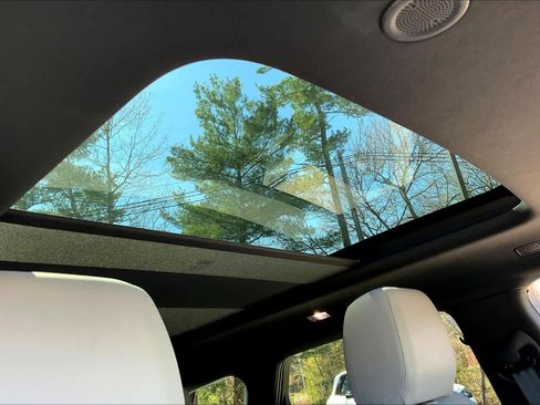 Used 2026 Land Rover Range Rover Evoque S image 12