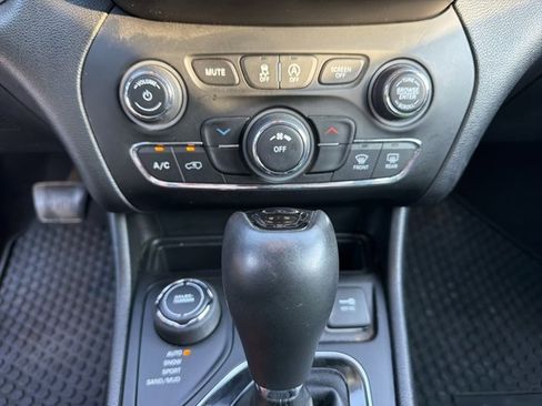 Used 2019 Jeep Cherokee Latitude Plus image 22