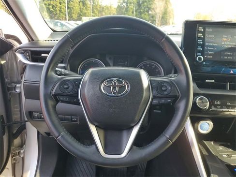 Used 2022 Toyota Venza LE image 25