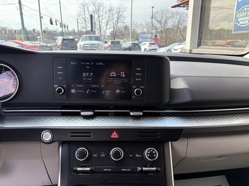 Used 2024 Kia Carnival LX image 31