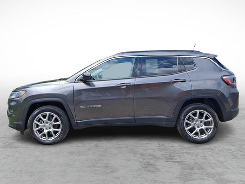 Used 2022 Jeep Compass Latitude w/ Sun and Sound Group AWD/4WD image 7