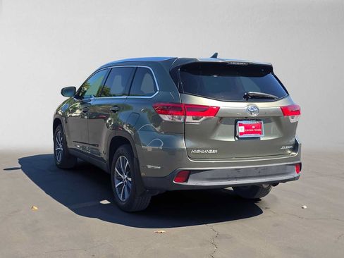 Used 2019 Toyota Highlander XLE w/ Carpet Mat Package (TMS) AWD/4WD image 5