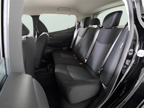 Used 2025 Nissan Leaf S image 18