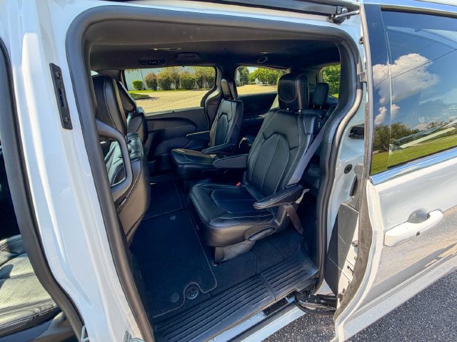 Used 2025 Chrysler Pacifica Select FWD image 18
