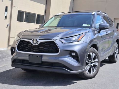 Used 2023 Toyota Highlander XLE AWD/4WD image 1