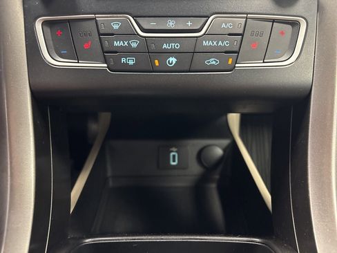 Used 2018 Ford Fusion SE w/ Fusion SE Technology Package image 30