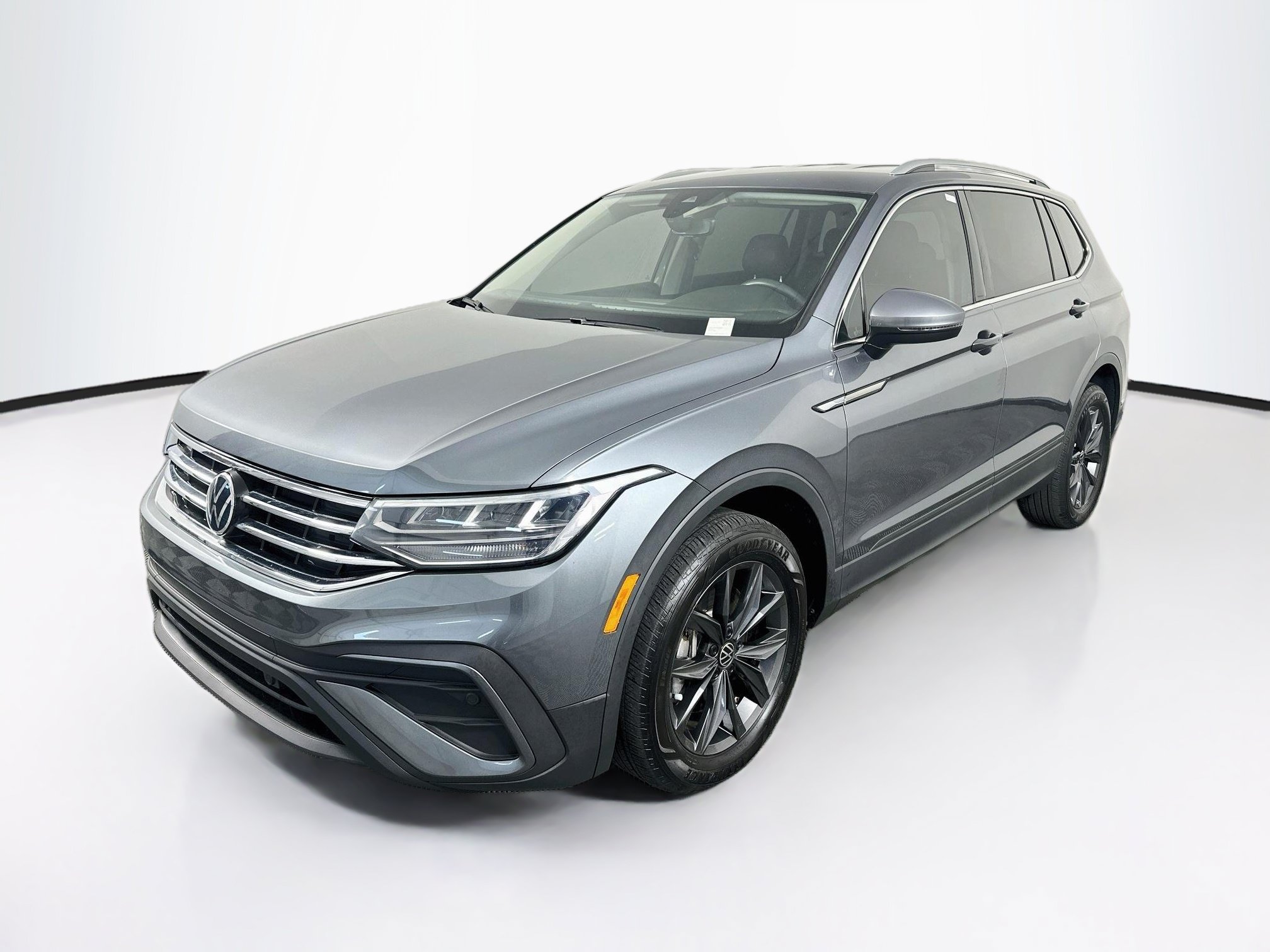 Used 2023 Volkswagen Tiguan SE FWD image 3