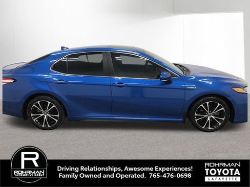 Used 2020 Toyota Camry SE w/ Sunroof Package image 9