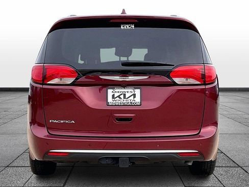 Used 2020 Chrysler Pacifica Touring-L w/ Premium Audio Group image 4