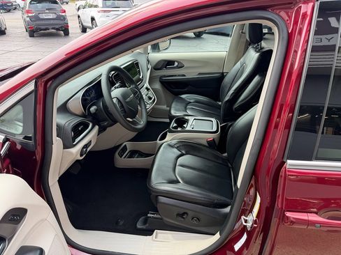 Used 2023 Chrysler Pacifica Touring-L FWD image 4