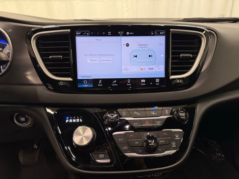 Used 2025 Chrysler Pacifica Select FWD image 13