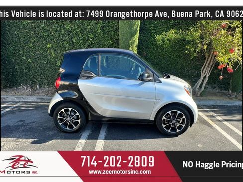 Used 2016 smart fortwo passion RWD image 5