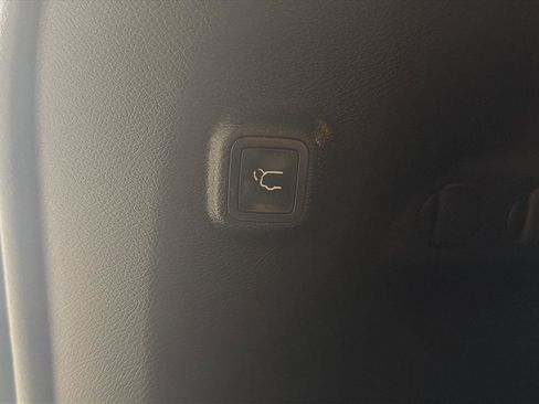 Used 2019 Jeep Cherokee Limited image 12