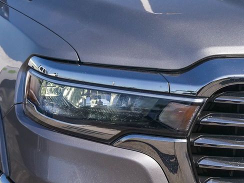 Used 2025 RAM 1500 Laramie AWD/4WD image 4
