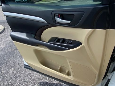 Used 2019 Toyota Highlander SE image 22