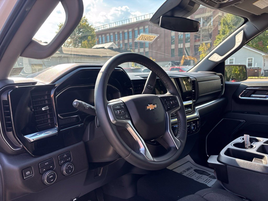 Used 2024 Chevrolet Silverado 1500 LT AWD/4WD image 3