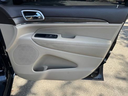 Used 2017 Jeep Grand Cherokee Overland w/ Jeep Active Safety Group AWD/4WD image 50