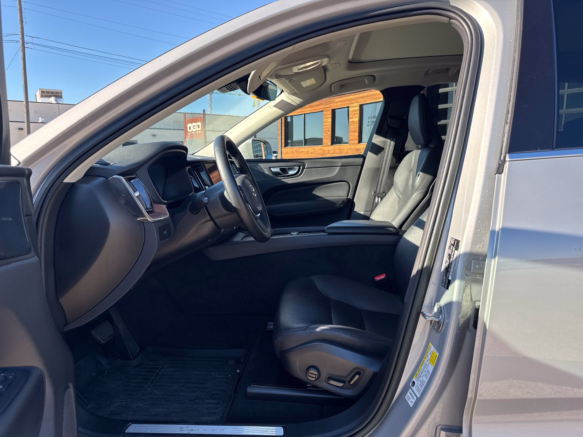 Used 2023 Volvo XC60 B5 Plus w/ Protection Package Premier FWD image 9