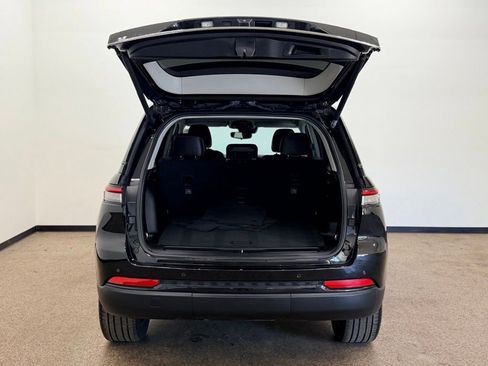 Used 2023 Jeep Grand Cherokee Limited w/ Black Appearance Package AWD/4WD image 5
