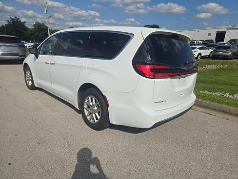 Used 2025 Chrysler Pacifica Select FWD image 4