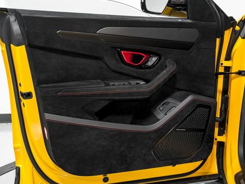 Used 2023 Lamborghini Urus Performante AWD/4WD image 9