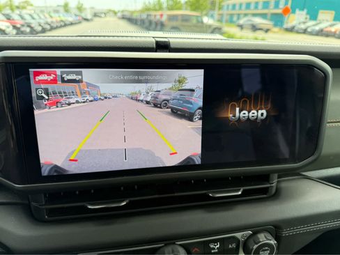 Used 2025 Jeep Gladiator Mojave AWD/4WD image 18