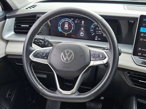 Used 2025 Volkswagen Tiguan SE FWD image 14
