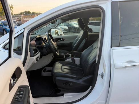Used 2018 Chrysler Pacifica Touring-L w/ Advanced Safetytec Group FWD image 24