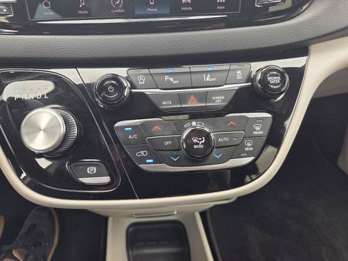 Used 2023 Chrysler Pacifica Touring-L FWD image 16