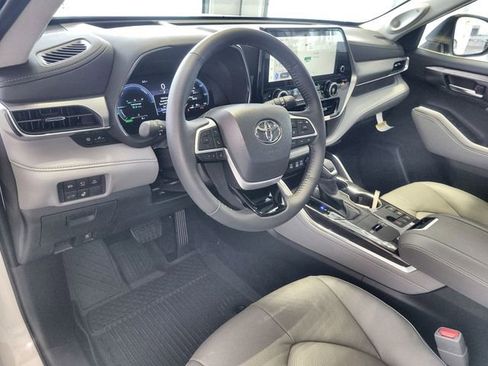 New 2026 Toyota Highlander Platinum image 14