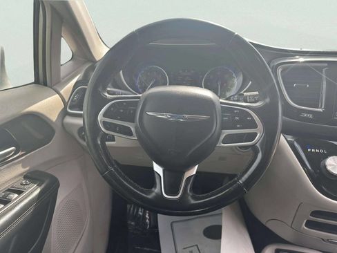 Used 2018 Chrysler Pacifica Touring-L FWD image 24