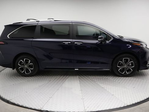 Certified 2025 Toyota Sienna Platinum image 7