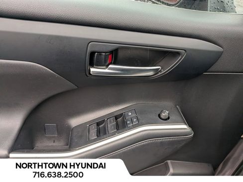 Used 2022 Toyota Highlander XLE image 32