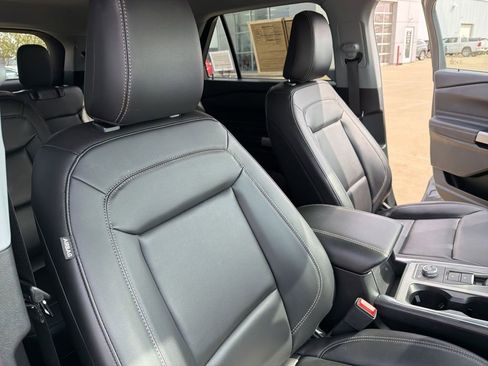 Used 2023 Ford Explorer XLT w/ Equipment Group 202A AWD/4WD image 18