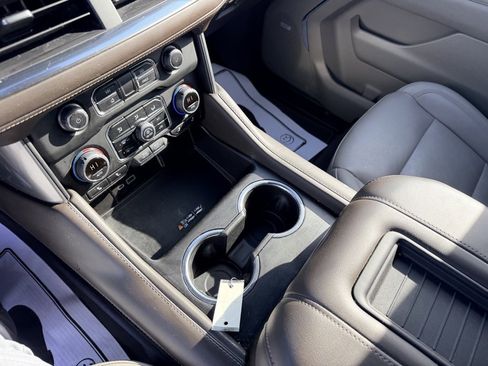 Used 2023 Chevrolet Suburban LT w/ Luxury Package image 21