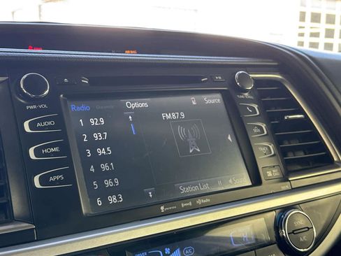 Used 2018 Toyota Highlander XLE image 18