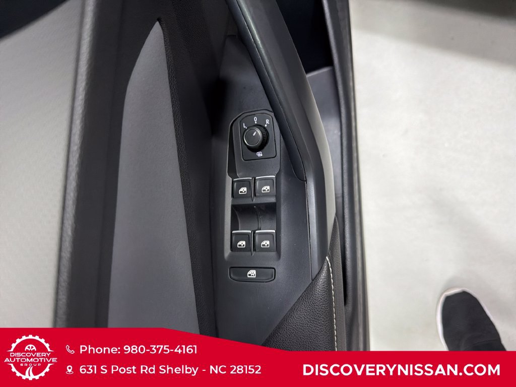 Used 2025 Volkswagen Jetta SE FWD image 12