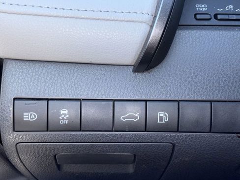 Used 2018 Toyota Camry SE w/ Moonroof Package FWD image 17