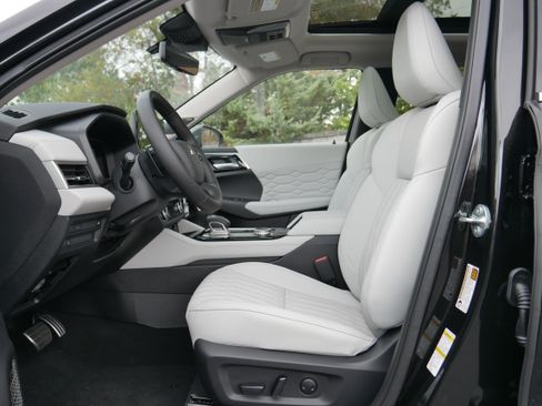 Used 2025 Mitsubishi Outlander AWD image 12