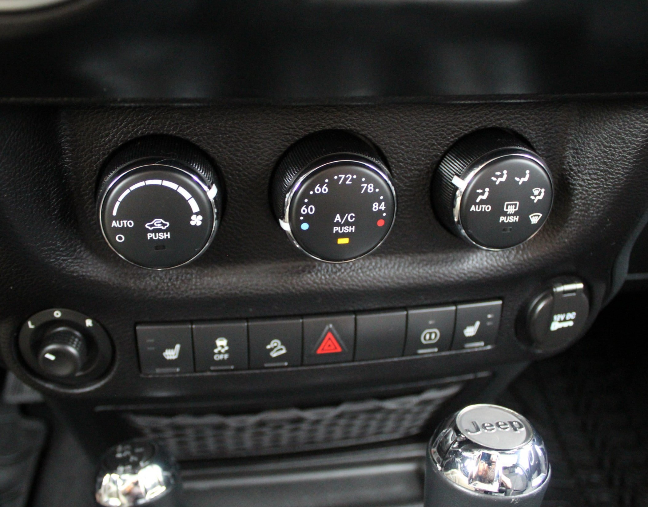 Used 2012 Jeep Wrangler Unlimited Sahara w/ Connectivity Group AWD/4WD image 31