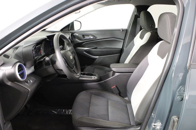 Used 2025 Chevrolet Trax LS w/ LS Convenience Package FWD image 13