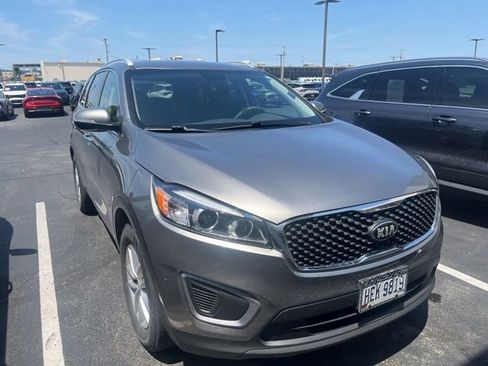 Used 2017 Kia Sorento FWD image 4