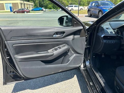 Used 2025 Nissan Altima 2.5 SV FWD image 14