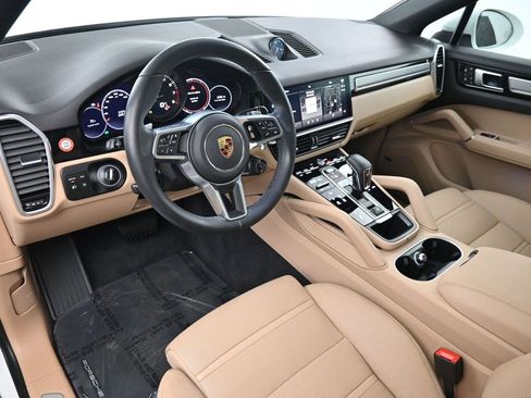 Certified 2022 Porsche Cayenne Platinum Edition image 4
