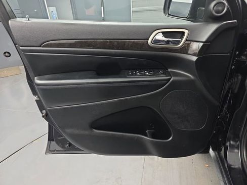 Used 2012 Jeep Grand Cherokee Laredo w/ Laredo E Group image 16